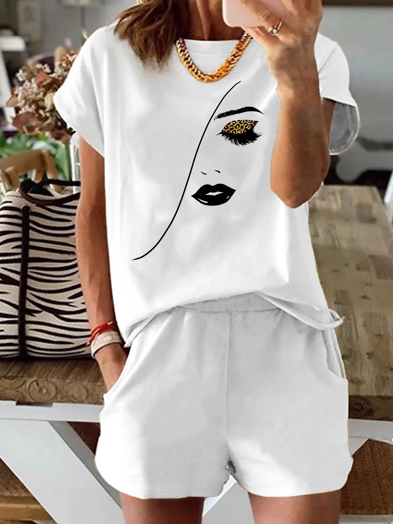 Summer women's fashion simple portrait print casual loose round neck short sleeved T-shirt shorts two-piece set