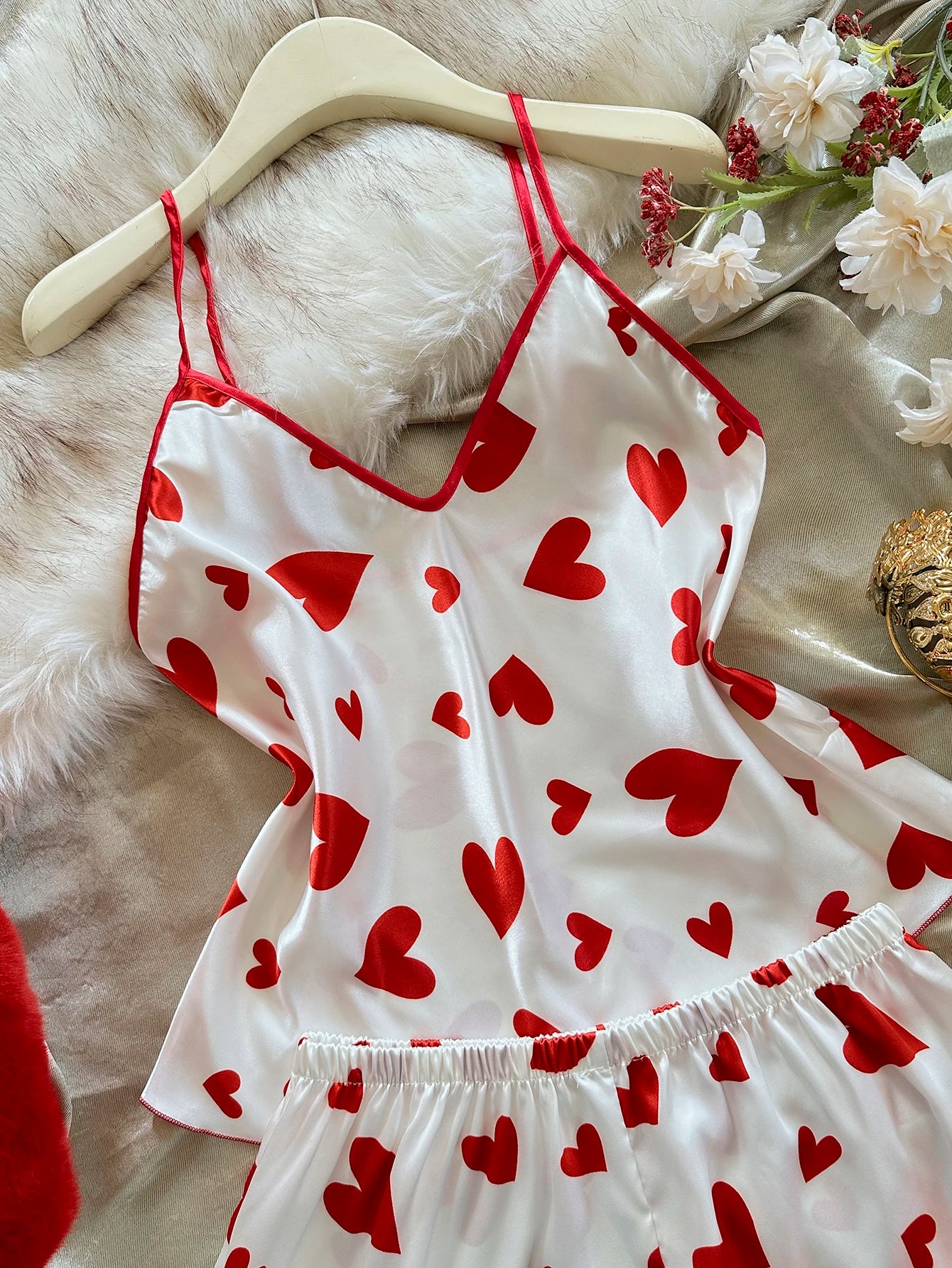 Heart Print Women's Pajama Set V Neck Spaghetti Strap Cami Top with Shorts 2 Piece Sleepwear Fashion Loungewear for Casual Wear