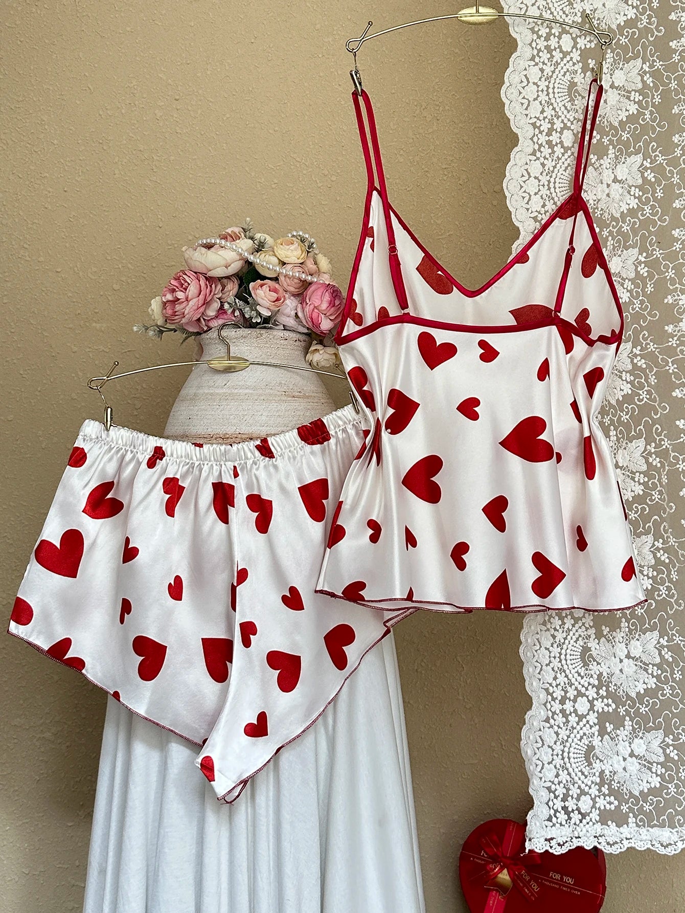 Heart Print Women's Pajama Set V Neck Spaghetti Strap Cami Top with Shorts 2 Piece Sleepwear Fashion Loungewear for Casual Wear