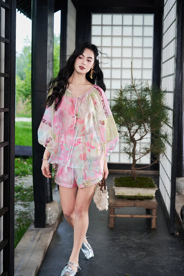 ELFSACK Floral Print Chiffon Two-Piece Set, V-Neck Blouse & Shorts, Oriental Casual Summer Outfit for Women