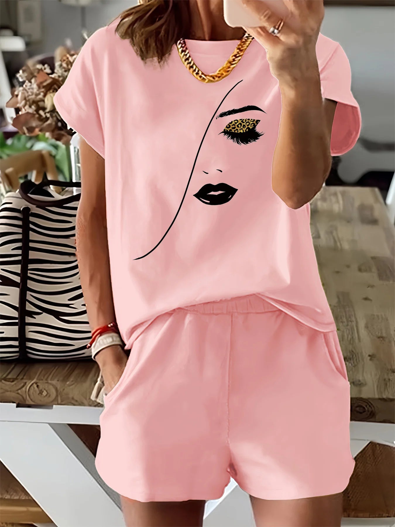 Summer women's fashion simple portrait print casual loose round neck short sleeved T-shirt shorts two-piece set