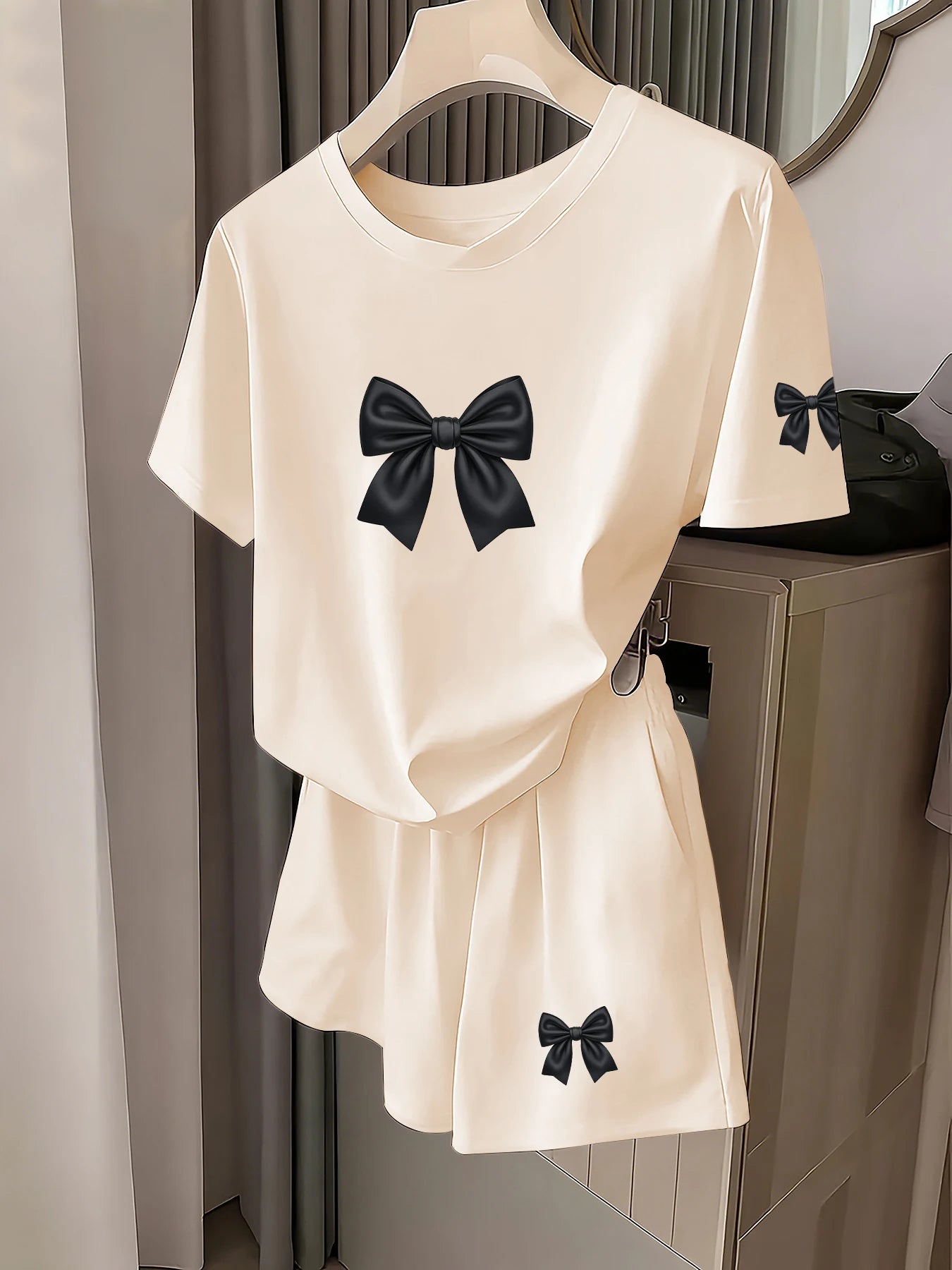 French Retro Style Elegant Bow Print Short-Sleeve Set for Women, Loose Fit, Slimming, Stylish Casual Fashion Versatile T-Shirt and Shorts Two-Piece Set, Daily Date Outfit, Women's Clothing