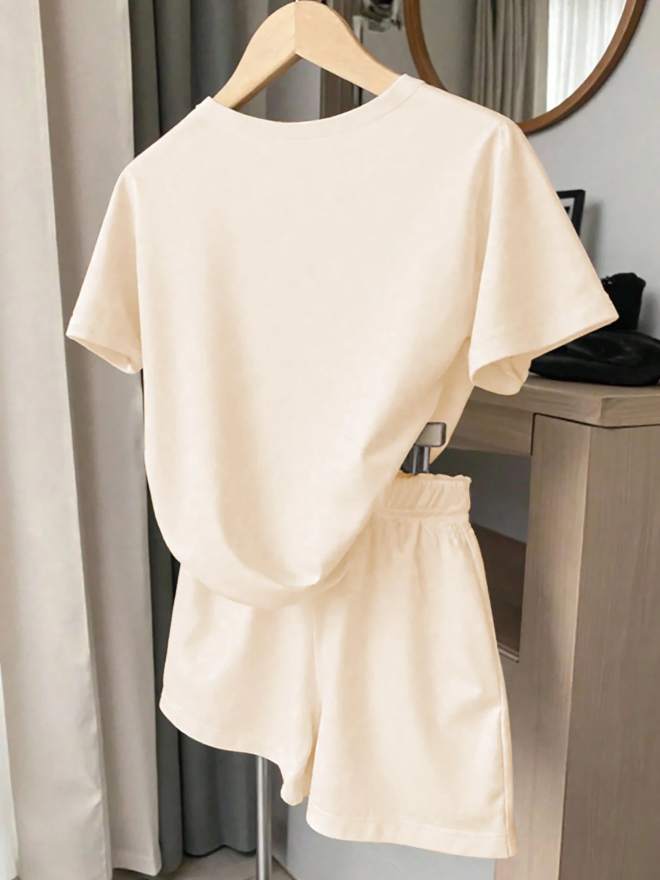 French Retro Style Elegant Bow Print Short-Sleeve Set for Women, Loose Fit, Slimming, Stylish Casual Fashion Versatile T-Shirt and Shorts Two-Piece Set, Daily Date Outfit, Women's Clothing